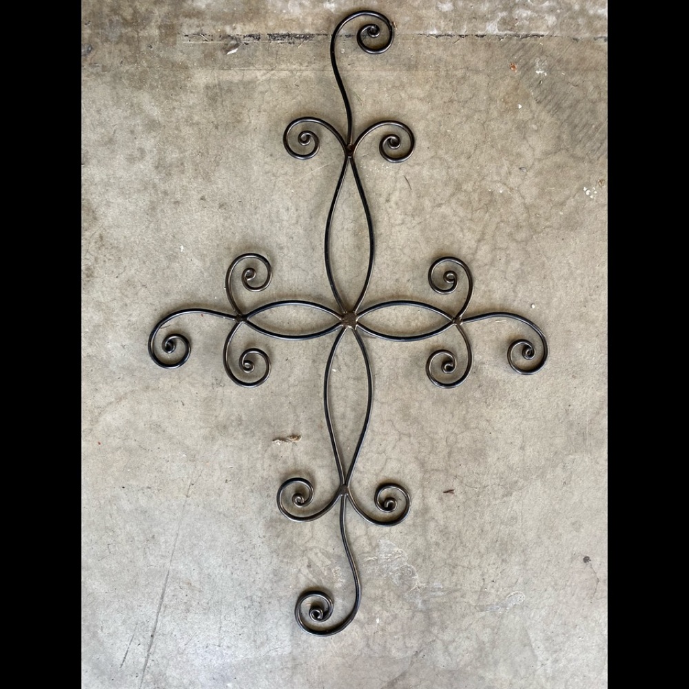 Metal scroll wall decor